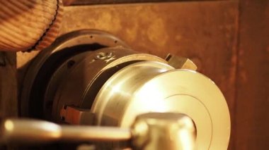 Vasıl belgili tanımlık makine mühendislik tesisi işlemi çalışma. Adam makine işlemini durdurur ve bir detay kapatır. Bu kaldırır.