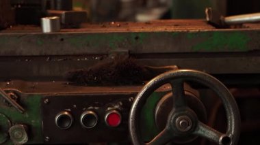 Vasıl belgili tanımlık makine mühendislik tesisi işlemi çalışma. Büyük üretim üzerinde işlem. Mühendislik bitki dükkanda. Yakın çekim.