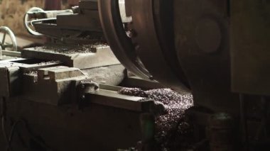 Bir büyük metal ayrıntı üretim süreci. Büyük üretim üzerinde işlem. Mühendislik bitki dükkanda. Yakın çekim.