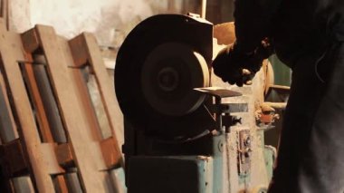 Alt ışık sönene ve makineden başlamaktadır. Büyük üretim üzerinde işlem. Mühendislik bitki dükkanda. Yakın çekim.