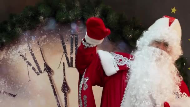 Дед Мороз Санта Клаус Радуется Почти Огромным Часам Новогоднийрождественский Детский — стоковое видео
