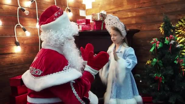 父フロスト サンタ クロースと少女スネグーラチカは ヤシの木を再生します ロシアの伝統遊びパット ケーキの暖炉でモミの木お正月クリスマスおとぎ話の文字 — ストック動画