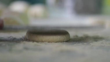Cheesecake hazırlanması kapatın. Bir bıçak bir un ürün şeklinde aşçı formlar.
