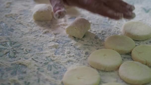 Preparación Tarta Queso Cerca Cocinero Forma Por Cuchillo Forma Del — Vídeo de stock