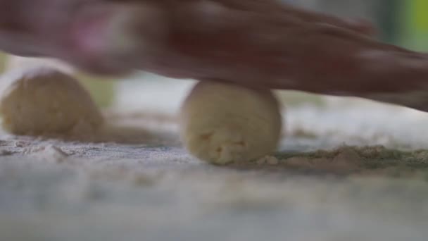 Człowiek Rolki Tworzy Ciasta Bliska Formy Gotować Przez Nóż Formie — Wideo stockowe