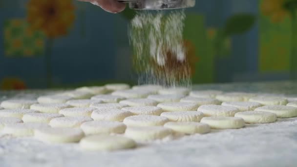 Homem Polvilha Bolos Queijo Com Farinha Bolos Queijo Criados Cima — Vídeo de Stock