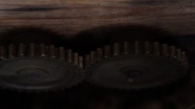 İki vites farklı yönlere döndürün. Üstten görünüm. Mekanik ilerleme metal mekanizması. Yakın çekim.