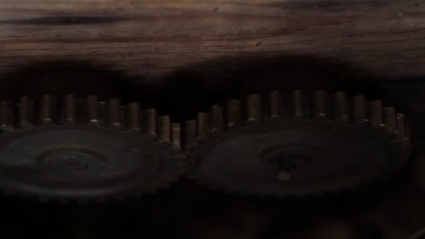 两个齿轮在不同的方向旋转 顶部视图 金属机械的机械加工 — 图库视频影像
