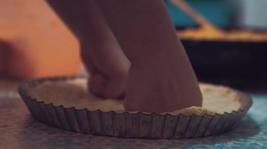 Kadın hamur eller kneads. İçinde ev koşulları yemek. Zengin hamur işleri. Yan görünüm