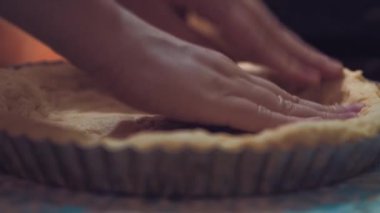 Kadın hamur eller kneads. İçinde ev koşulları yemek. Lezzetli hamur işleri. Yakın çekim