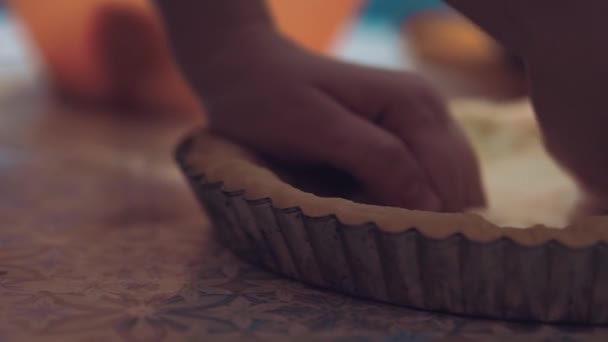 Mujer Amasa Las Manos Masa Cerca Cocinar Condiciones Casa Sabrosos — Vídeo de stock