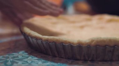 Bir pişirme çanağı içinde belgili tanımlık sınav yürütme. İçinde ev koşulları yemek. Un hamur işleri