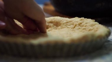 Bir pişirme çanağı içinde belgili tanımlık sınav yürütme. İçinde ev koşulları yemek. Un hamur işleri. Yakın çekim