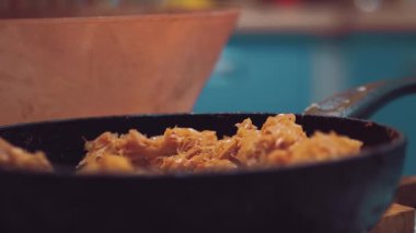  Aşçı pasta için bir tavada kızarmış lahana aktarır. İçinde ev koşulları yemek. Ekmek hamur işleri. Yakın çekim