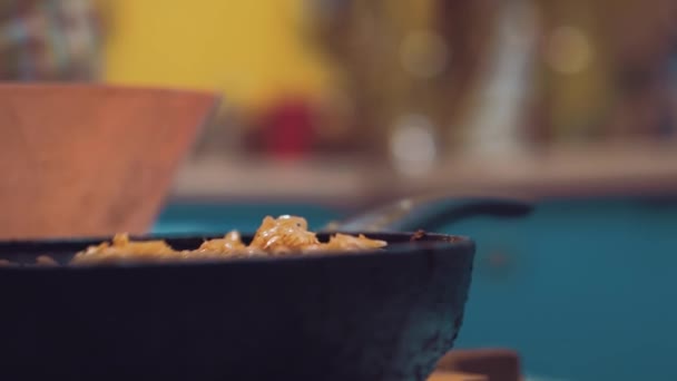 Cuoco Trasferisce Cavolo Fritto Una Padella Friggere Torta Cucinare Condizioni — Video Stock