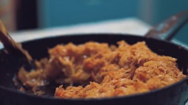 Aşçı pasta için bir tavada kızarmış lahana aktarır. İçinde ev koşulları yemek. Ekmek hamur işleri. Restoran iş. Yakın çekim