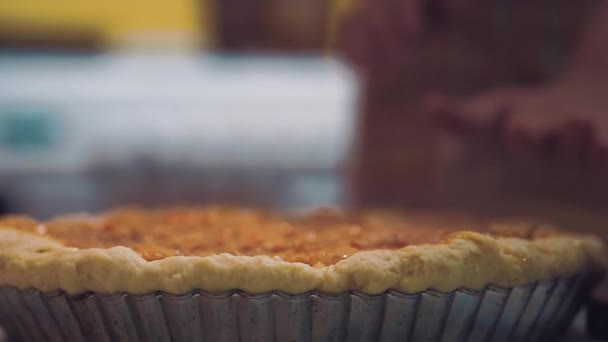 Cozinheiro Rola Massa Farinha Atrás Uma Base Torta Cozinhar Condições — Vídeo de Stock