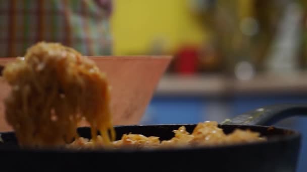 Μάγειρας Μεταφέρει Τηγανητό Λάχανο Από Ένα Τηγάνι Πίτα Συνθήκες Μαγείρεμα — Αρχείο Βίντεο