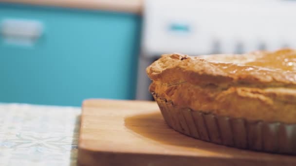 Frischgebackener Kuchen Auf Einem Tisch Kochen Unter Hausbedingungen Bäckergebäck Restaurantbetrieb — Stockvideo