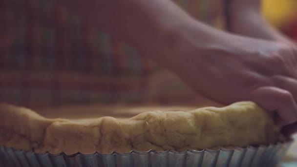 Μάγειρας Συνδέει Δεύτερο Στρώμα Της Πίτας Στη Βάση Συνθήκες Μαγείρεμα — Αρχείο Βίντεο