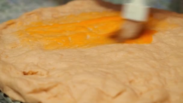 Der Koch Schmiert Die Kuchenoberseite Mit Einem Eigelb Kochen Unter — Stockvideo