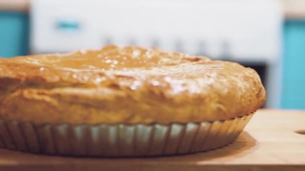 Frischgebackener Kuchen Auf Einem Tisch Kochen Unter Hausbedingungen Bäckergebäck Restaurantbetrieb — Stockvideo