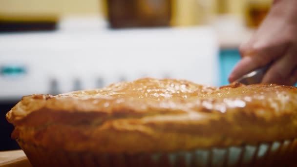 Kucharz Odcinają Kawałek Tortu Gotowanie Domu Warunki Wypieki Piekarni Restauracja — Wideo stockowe