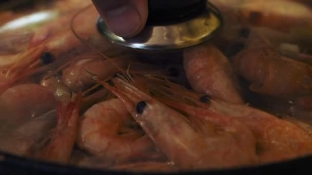 Большие креветки жарят на сковородке. . — стоковое видео