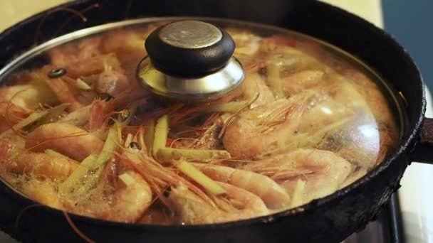 大虾在煎锅上炒 受欢迎的海鲜准备火 在准备时间里 虾被盖在盖子下 — 图库视频影像