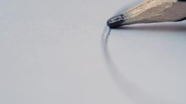 Kalem kağıt temiz bir sayfayla hatta kuralları. Ahşap kalem bir grafit çekirdek kapatın. Saat yönünün tersine hareket.