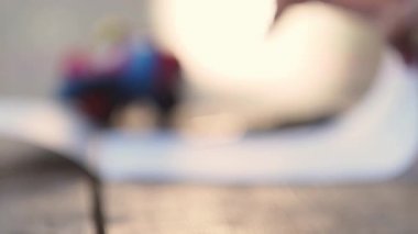 Kadın bir bamaga bir yaprak virajlı ve ahşap kalem tarafından çizimler yapar. Eylem geçiş belli belirsiz bir arka plan üzerinde duruluyor. Oyuncak uçak pilot ile. İyi aydınlatılmış arka plan. Retro tarzı. 