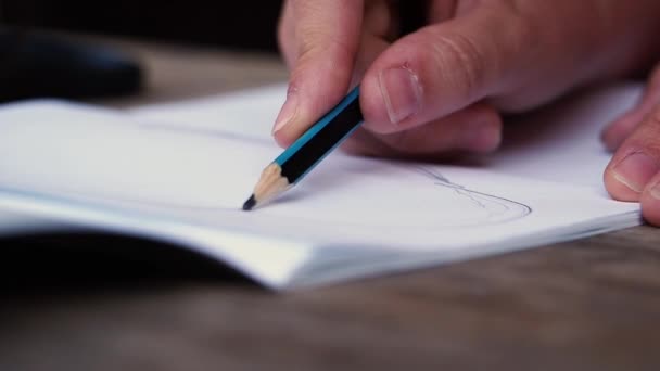Kadın Bir Kalem Kağıda Çizer Yakın Çekim Ahşap Masa Aydınlatılmış — Stok video