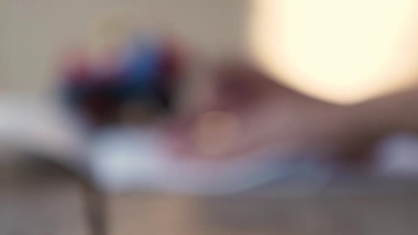 Женщина Изгибает Лист Бамаги Делает Наброски Деревянным Карандашом Сосредоточение Внимания — стоковое видео