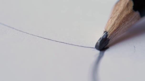 铅笔在干净的纸上进行线 关闭一个木制铅笔的石墨芯 顺时针移动 — 图库视频影像