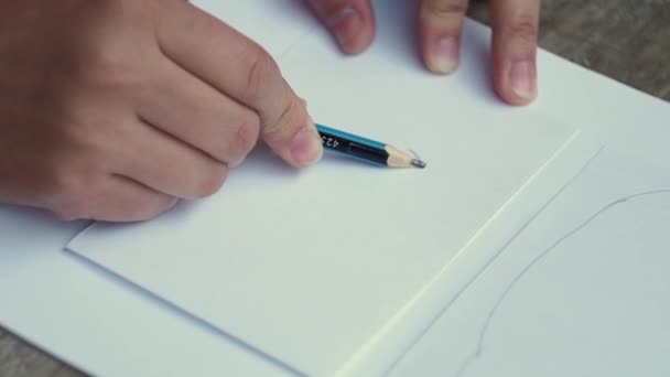 Zieht Die Frau Eine Wolke Auf Das Blatt Papier Nahaufnahme — Stockvideo