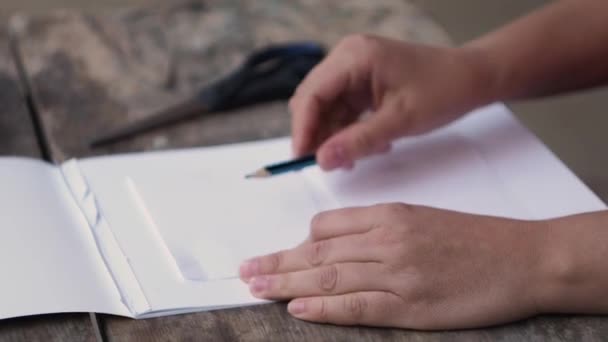 Das Mädchen Plant Mit Bleistift Die Zeichnung Einer Wolke Auf — Stockvideo