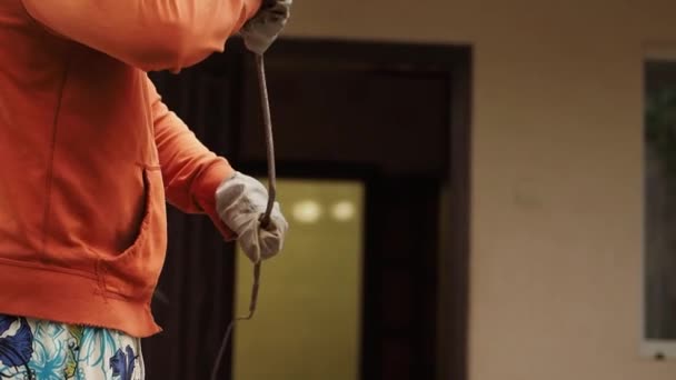 Hombre Con Guantes Trabajo Gira Cable Metal Sentido Horario Trabajo — Vídeos de Stock