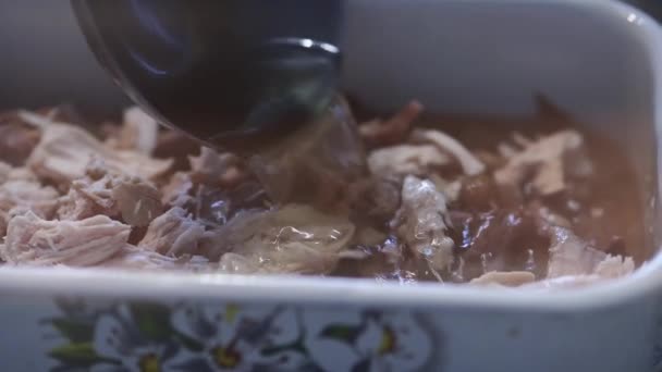 El cocinero prepara un plato de carne con caldo . — Vídeos de Stock