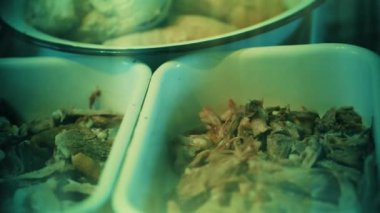 Kapları ile haşlanmış et parçaları. Sağdan sola doğru kamera hareketi.