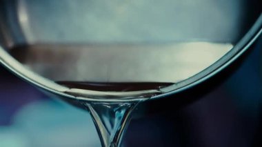 Şişman suyu yuldbshy metal tava dışarı dökülür. Yakın çekim.