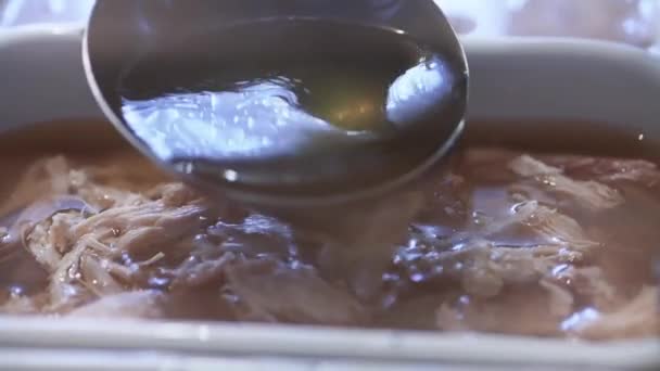 光の肉の部分が脂肪スープで埋める. — ストック動画