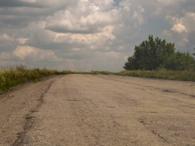 Yukarıya asphalted yola bırakır.