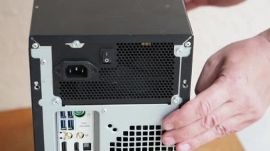 Adam bir kutu sistem biriminin toplar, cıvata katlanmış. Yakın çekim. Işleç bilgisayarla sistem yöneticisine programcı eseri. Analiz ekipman.