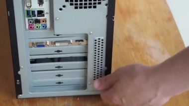 Adam bir kutu sistem biriminin toplar, cıvata katlanmış. Işleç bilgisayarla sistem yöneticisine programcı eseri. Analiz ekipman.