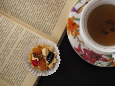 Kek tereyağı krema ve meyve çay açılan kitap yakınındaki.