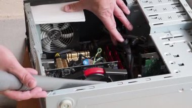 Şişmiş toz elektrikli süpürge sistemi biriminde olması. Temizlik ve temizlik elemanı bilgisayarın çalışır. Bilgisayar sistemi Temizleme.