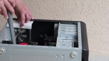 Toz elektrikli süpürge sistemi biriminde havaya. Bilgisayar temizleme iş öğesi. Bir bilgisayar sistemi Temizleme.