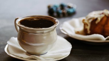 Bir fincan kahve ve tabakta taze kek. Yakın çekim.