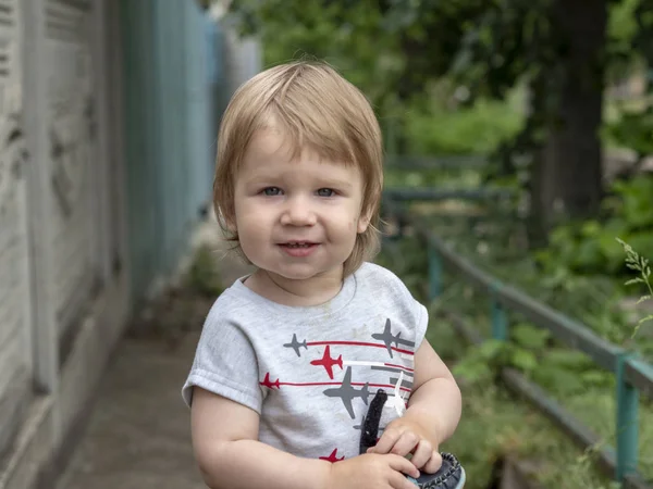 Primo piano di un bambino con una faccia morsa — Foto Stock