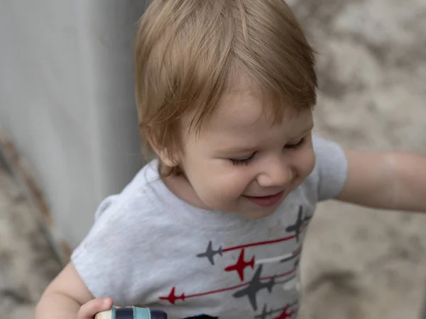 Primo piano di un bambino con una faccia morsa — Foto Stock